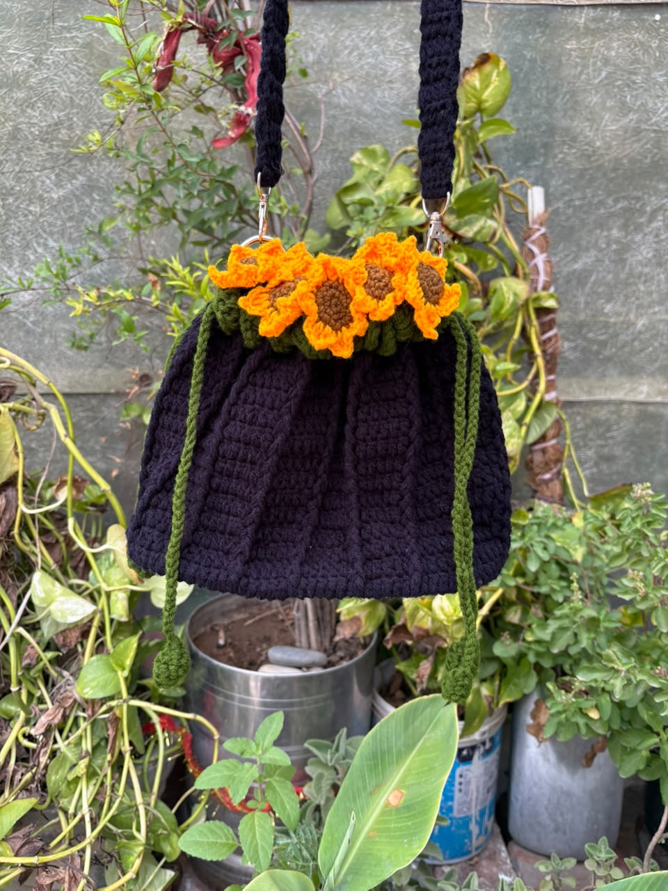 Sunflower bag black with leather base