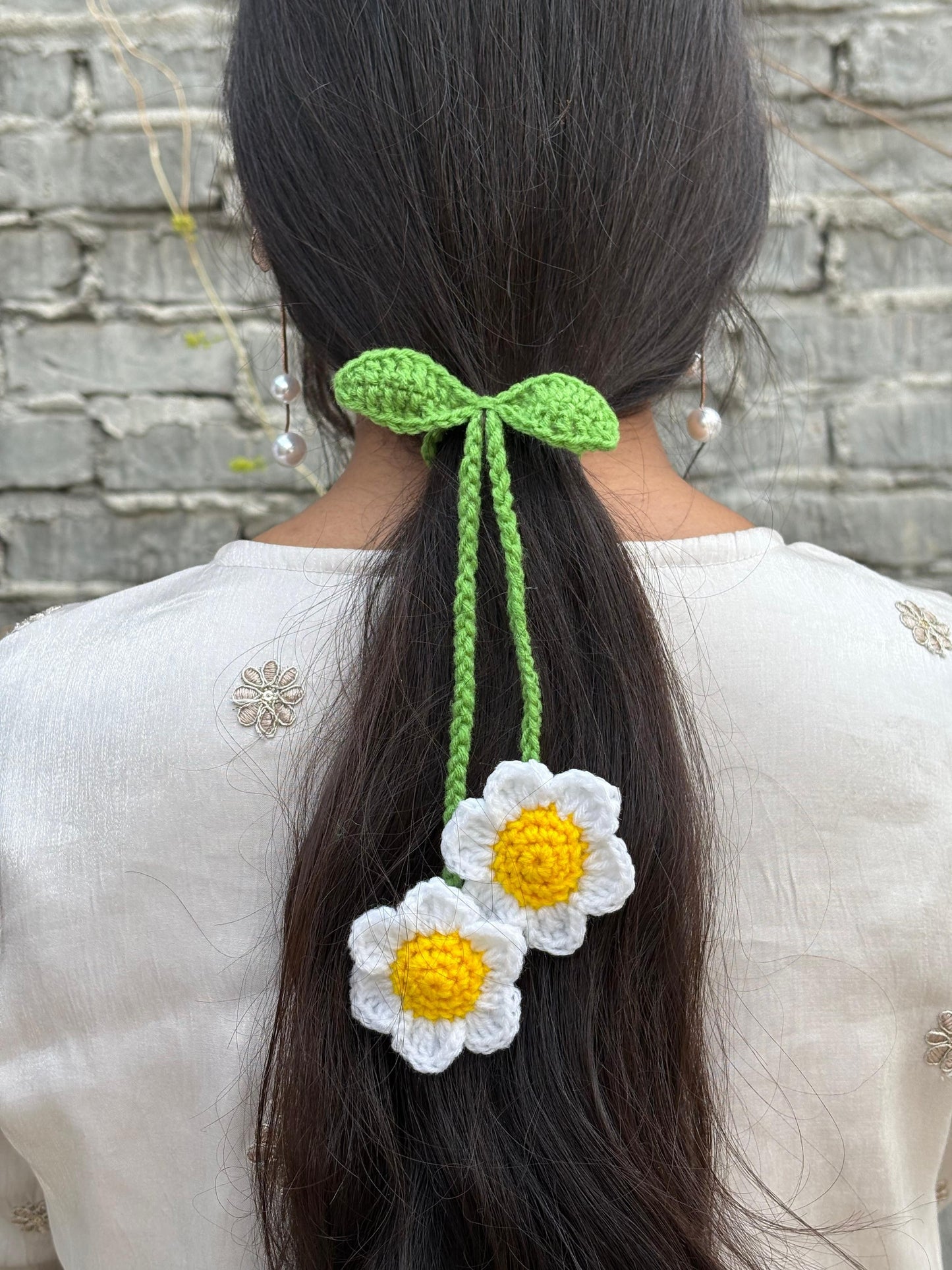 white daisy hair tie